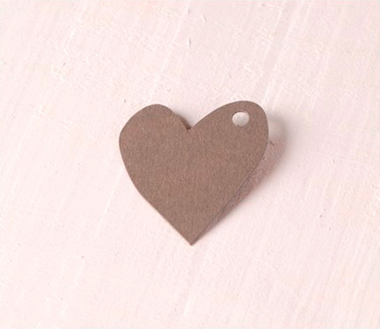 Corazón irregular de cartón para colgar. Kit de 10 ud