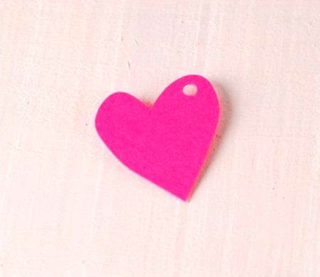 Corazón irregular de cartón para colgar. Kit de 10 ud