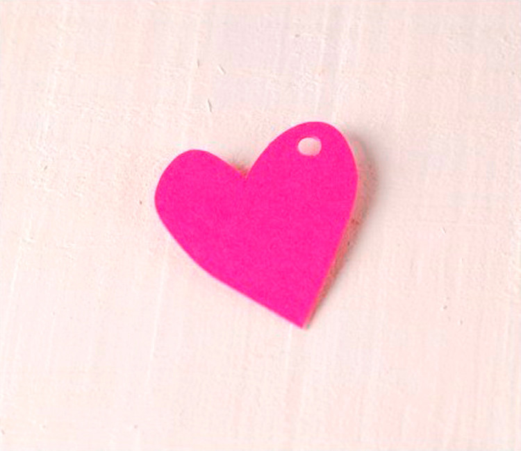 Corazón irregular de cartón para colgar. Kit de 10 ud