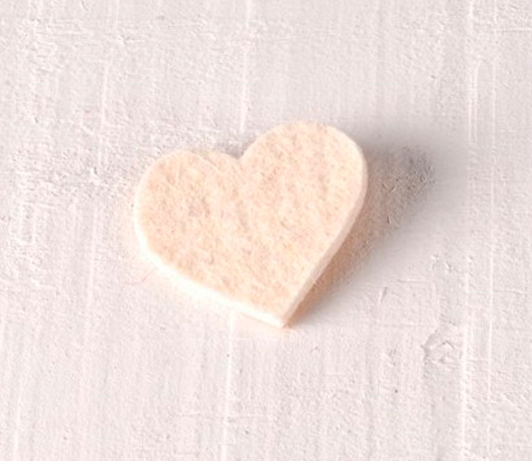 Corazón de fieltro rojo para decorar