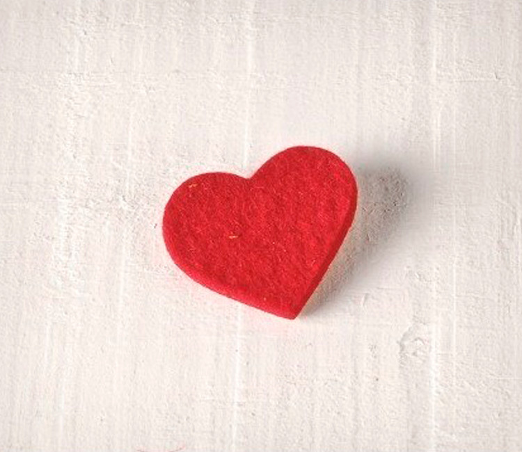 Corazón de fieltro rojo para decorar
