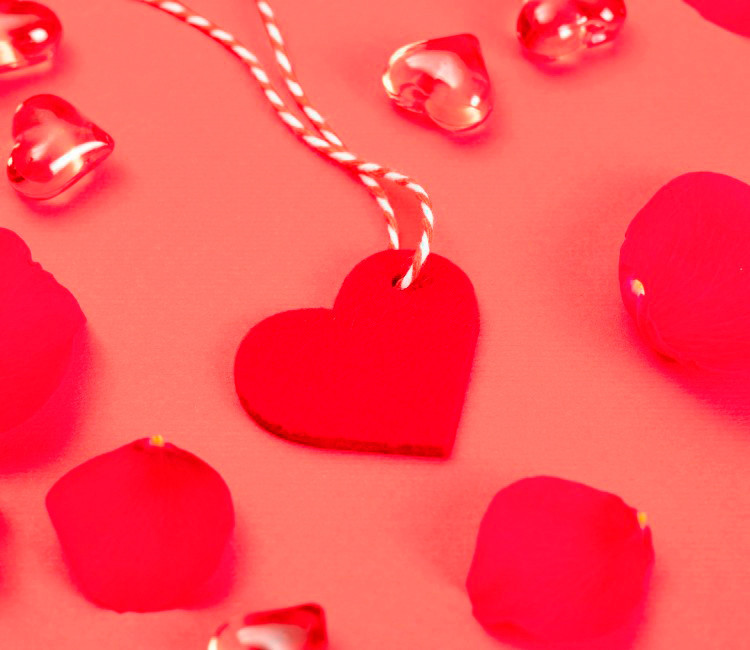 Corazón de fieltro colgante, ¡con mucho amor!