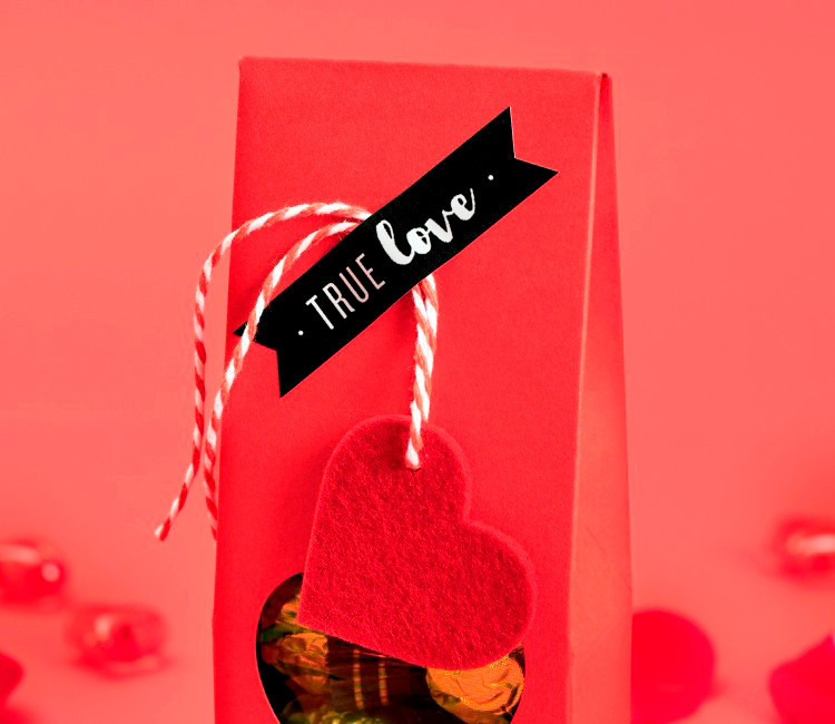 Corazón de fieltro colgante, ¡con mucho amor!