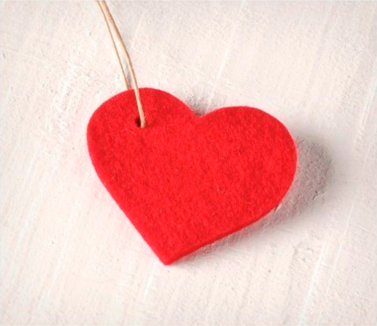 Corazón de fieltro colgante, ¡con mucho amor!
