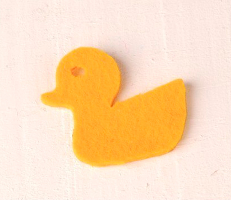 Patito de fieltro, simpático adorno para regalos