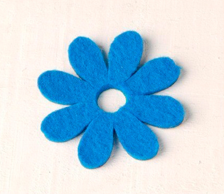 Margarita de fieltro para decorar regalos originales