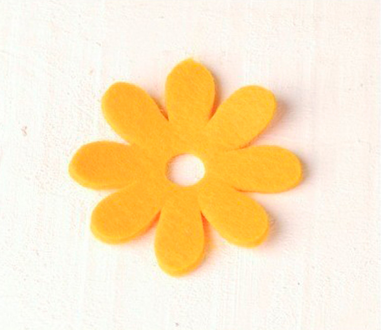 Margarita de fieltro para decorar regalos originales