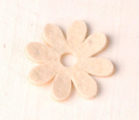 Margarita de fieltro para decorar regalos originales