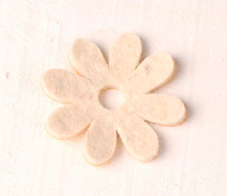 Margarita de fieltro para decorar regalos originales
