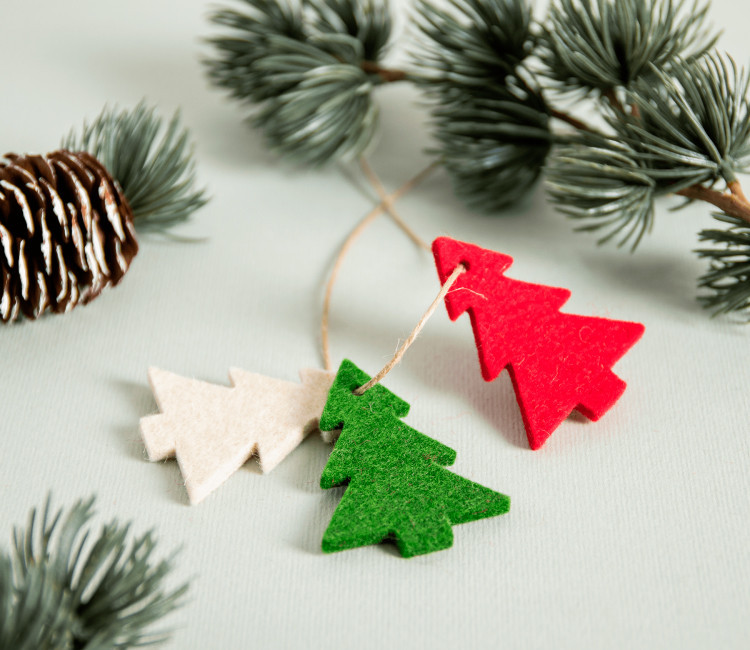 Abeto de fieltro para regalos de Navidad