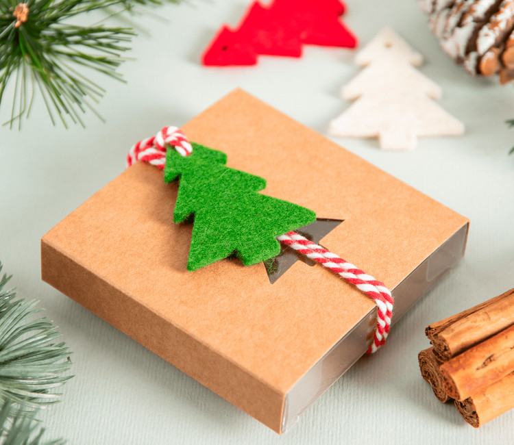 Abeto de fieltro para regalos de Navidad