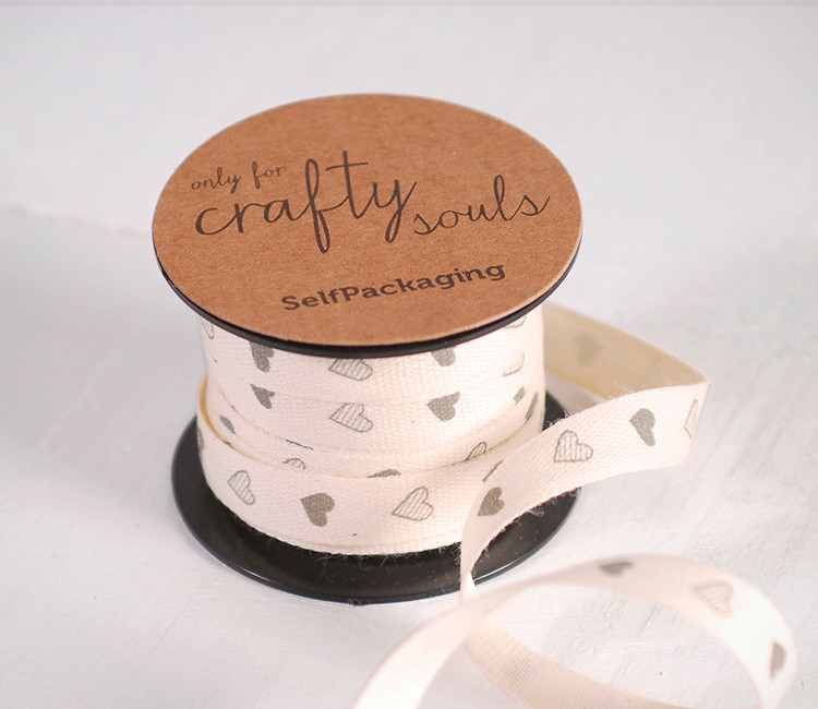 Cinta de regalo con corazones impresas Cinta de regalo con corazones impresas
