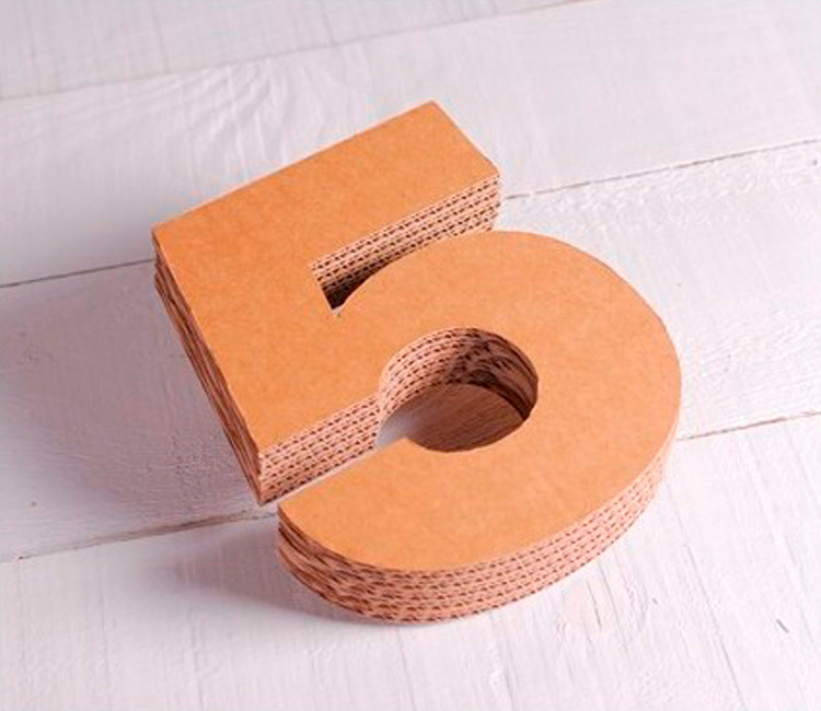 Números de cartón decorativos