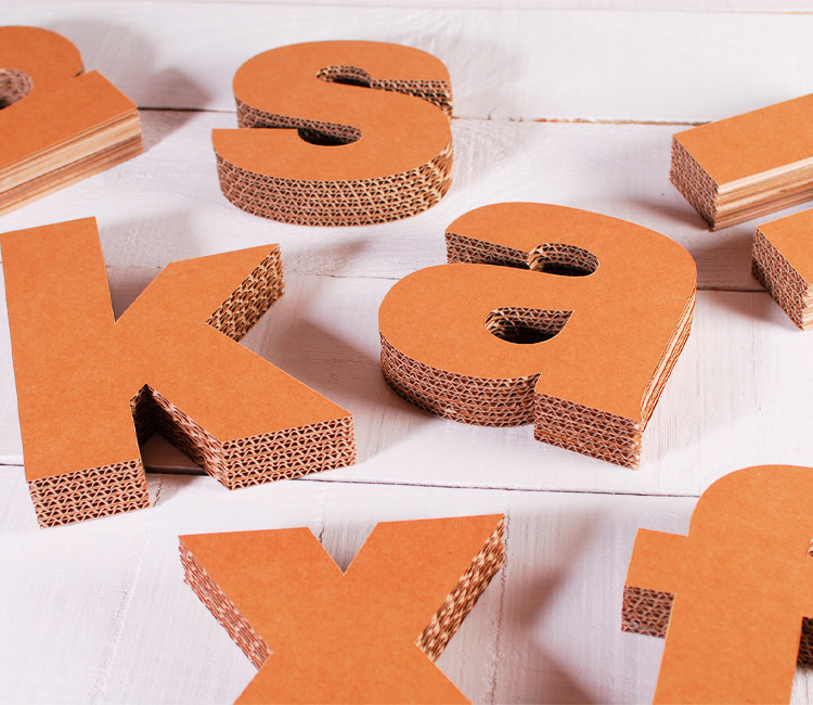 Letras de cartón minúsculas para decorar.
