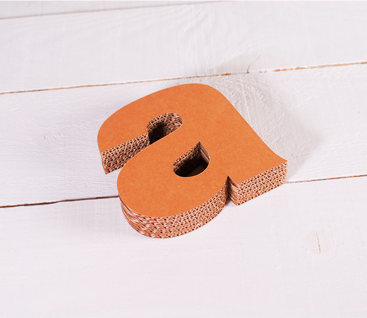 Letras de cartón minúsculas para decorar.