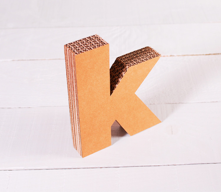 Letras de cartón minúsculas para decorar.