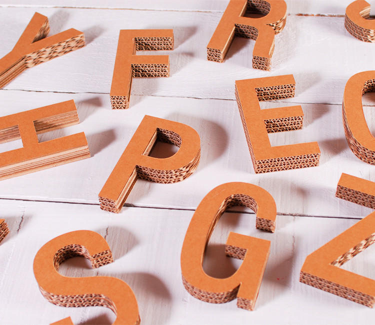 Letras de cartón mayúsculas, decora con ellas