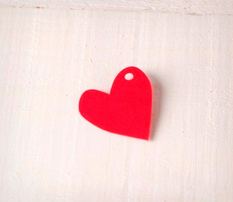 Corazón irregular de cartón para colgar. Kit de 10 ud