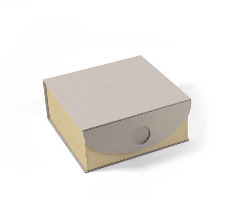 Caja cuadrada de cartón ecológico rígido montada y encolada.