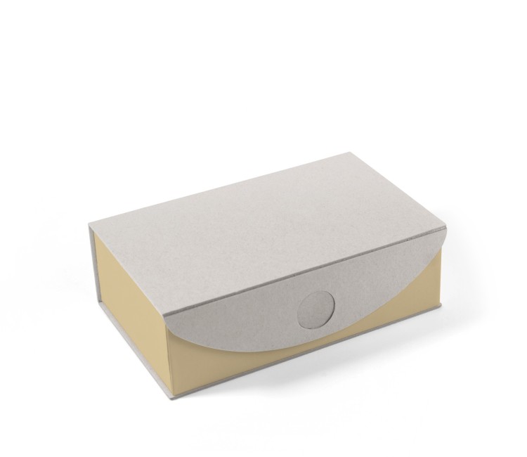 Caja rectangular de cartón ecológico rígido montada y encolada. Caja rectangular de cartón ecológico rígido montada y encolada.