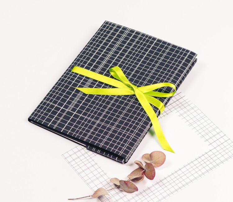 Carpeta de cartón para tarjetas regalo con decoración lineal limitada Carpeta de cartón para tarjetas regalo con decoración lineal limitada