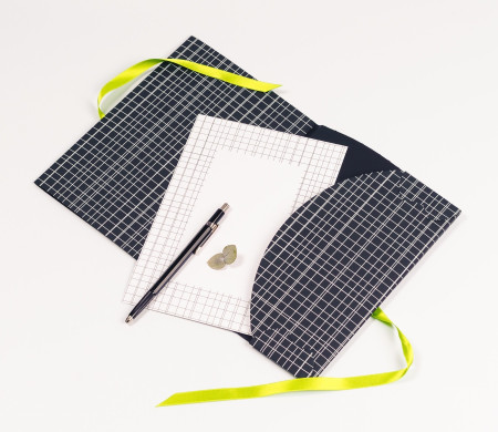 Carpeta de cartón para tarjetas regalo con decoración lineal limitada