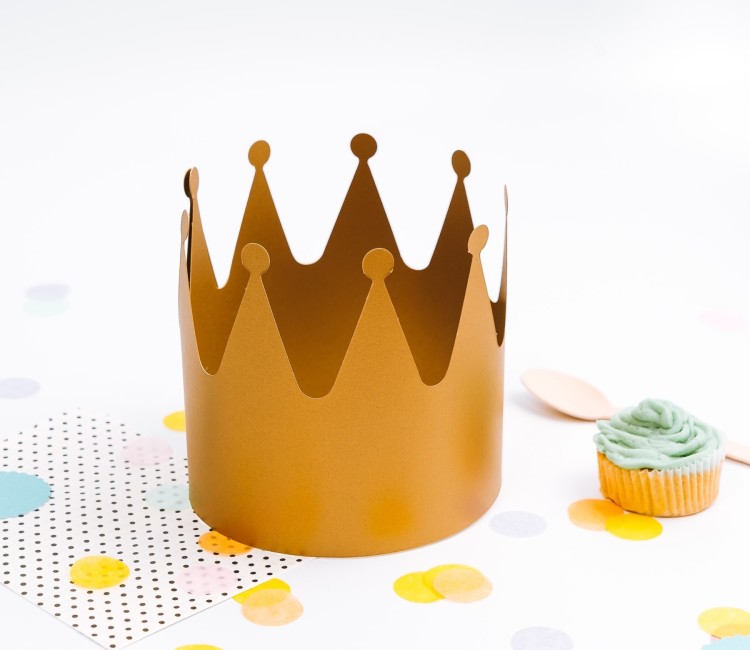 Corona de cartón y tiara