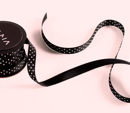Cinta grosgrain negra a topos blancos
