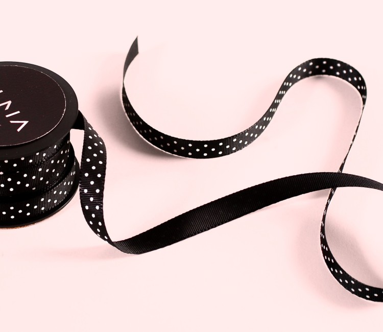 Cinta grosgrain negra a topos blancos Cinta grosgrain negra a topos blancos