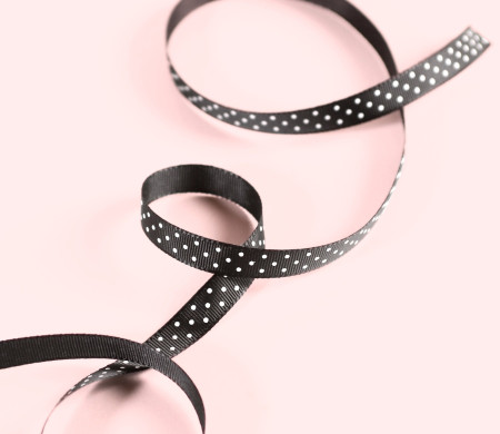 Cinta grosgrain negra a topos blancos