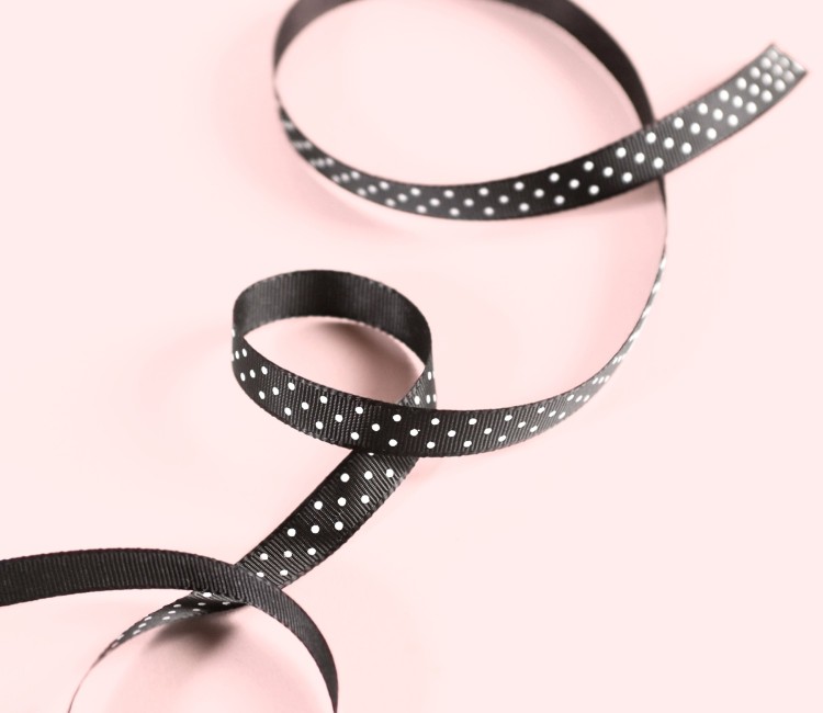 Cinta grosgrain negra a topos blancos Cinta grosgrain negra a topos blancos