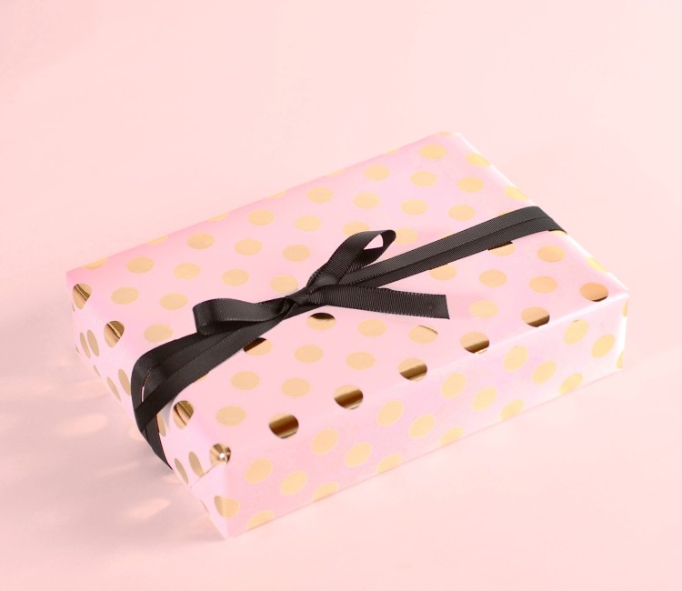 Papel de regalo con topos de foil Papel de regalo con topos de foil