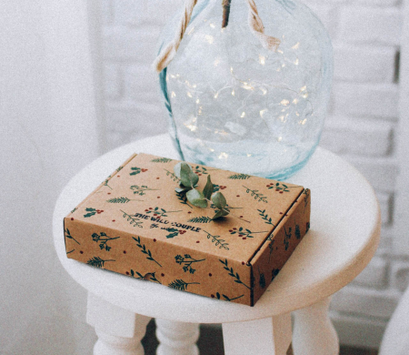 Caja automontable decorada con hojas