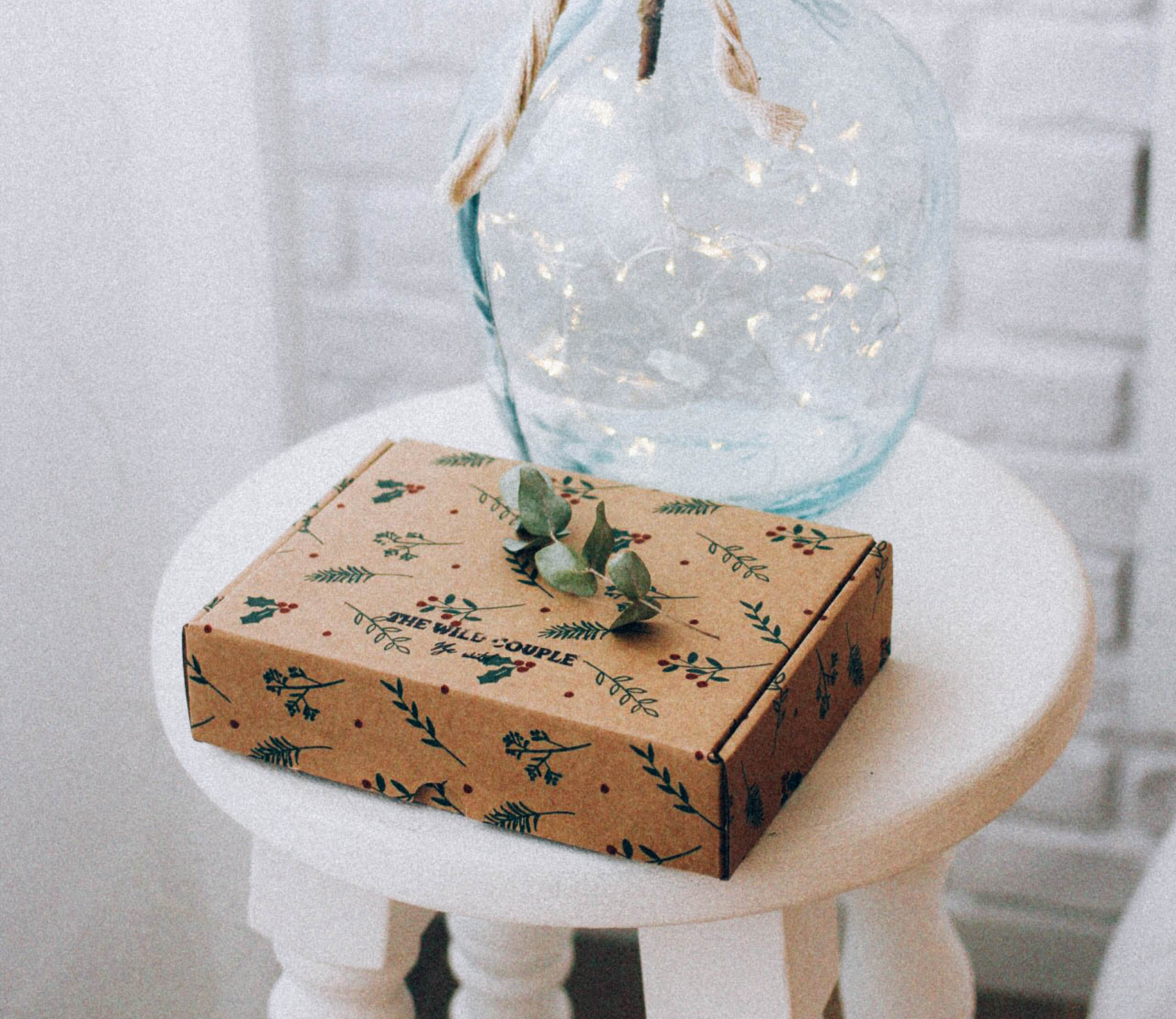 Caja automontable decorada con hojas