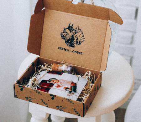 Caja automontable decorada con hojas