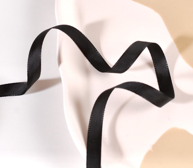 Cinta grosgrain negra a topos blancos Cinta grosgrain negra a topos blancos