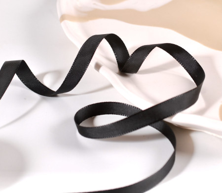 Cinta grosgrain negra a topos blancos