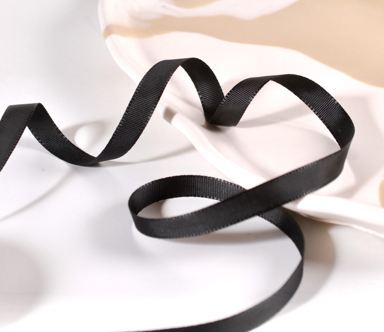 Cinta grosgrain negra a topos blancos Cinta grosgrain negra a topos blancos