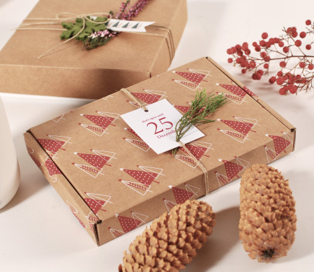 Caja de envío de cartón con estampado navideño