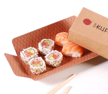 Caja de cartón con ranura de palillos para sushi