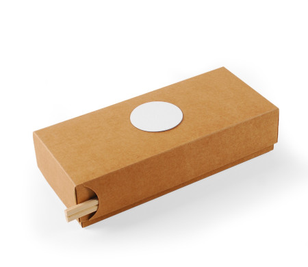 Caja de cartón con ranura de palillos para sushi