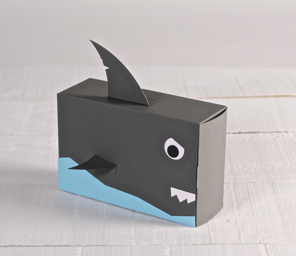 tiburón de cartón