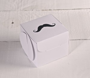 cajas impresas con bigotes