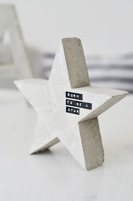 Estrella de cartón decorada con Dymo