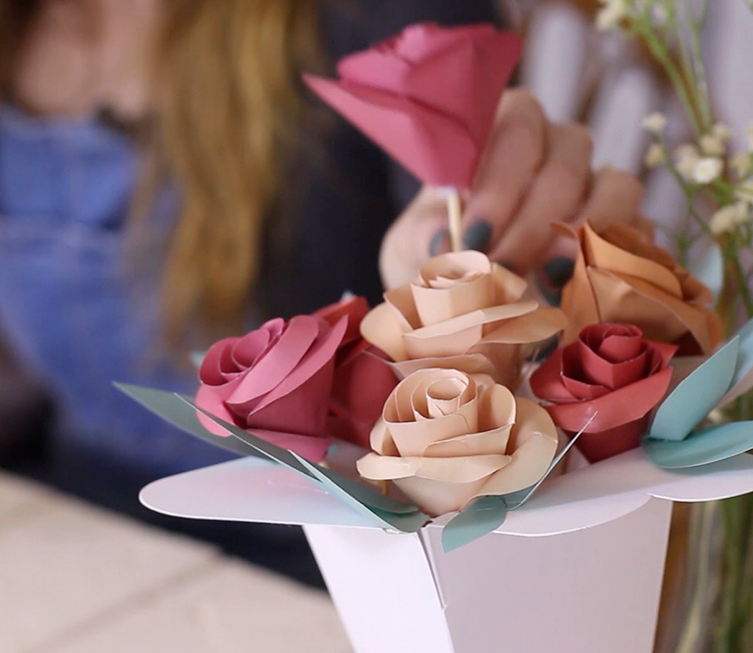 como-hacer-flores-papel-selfpackaging-11