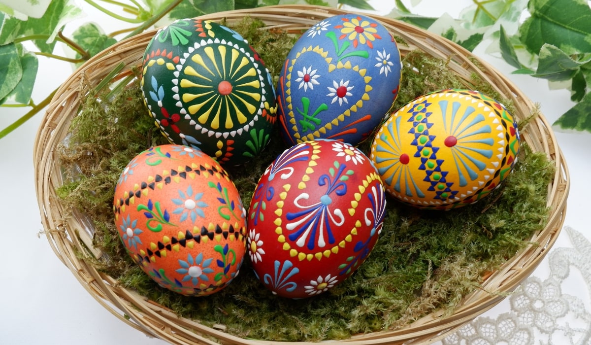 Pintar huevos de Pascua con acuarelas