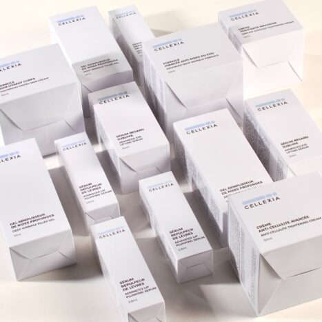 Exposición de cajas de cosmética personalizada, mostrando diferentes estructuras y acabados premium para productos de cuidado personal.