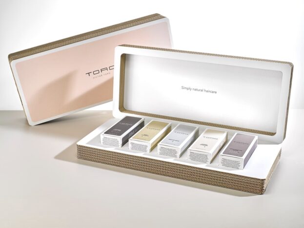Packaging sostenible de cartón reciclado para la marca de cosmética Victor Toro, con un diseño minimalista y ecológico de Selfpackaging.