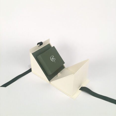Custom rigid box for premium jewelry