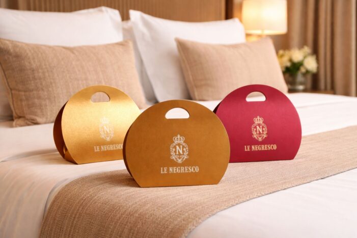 Kit di benvenuto premium per gli ospiti dell'hotel con prodotti locali e design coordinato.